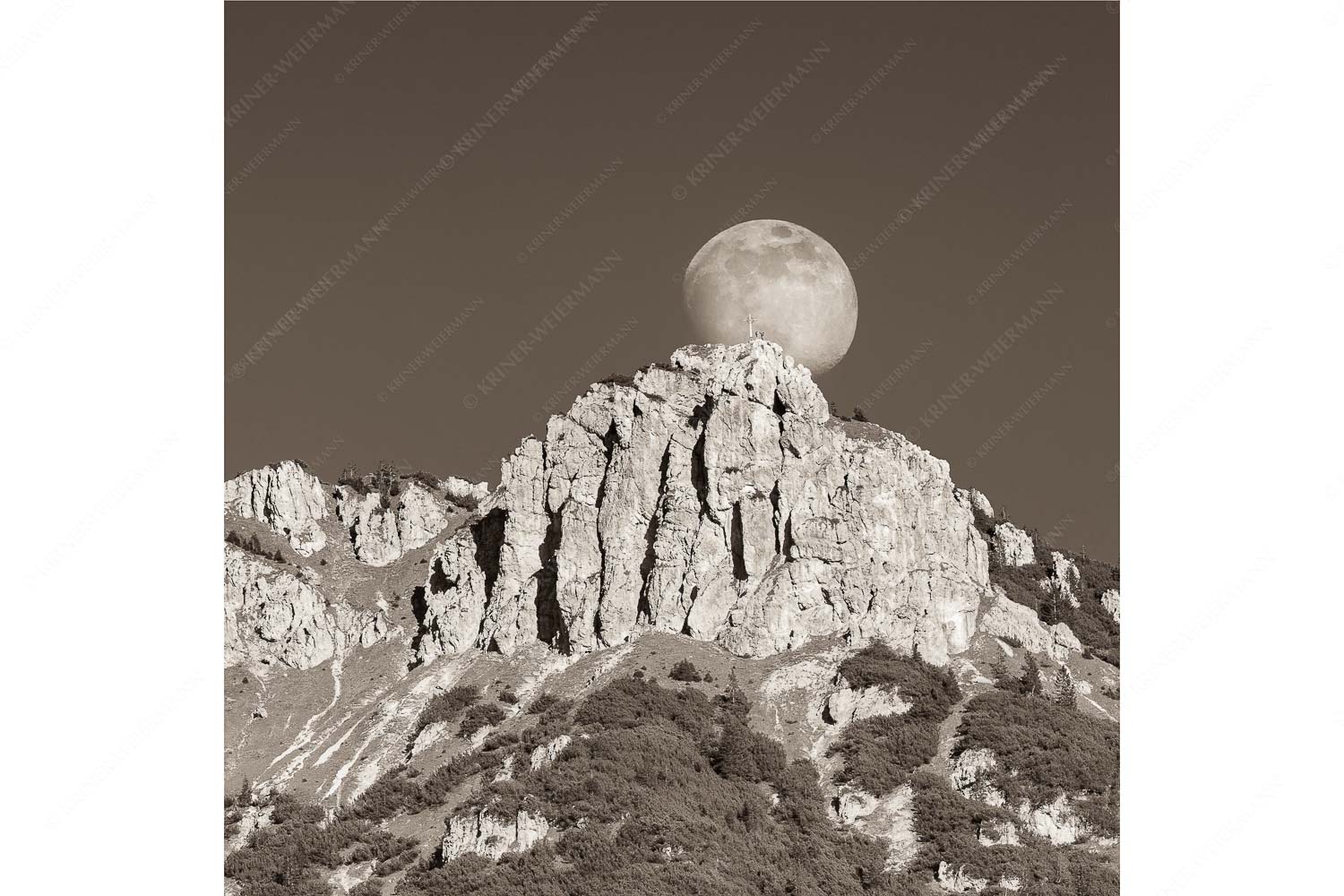 Große Sache – Seitenverhältnis 1:1 — Vollmond mit Signalkopf Aufgehender Vollmond hinter Signalkopf mit Wanderer am Gipfel
