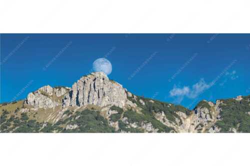 Aufgehender Vollmond hinter Signalkopf mit Wanderer am Gipfel - Große Sache - Seitenverhältnis 2,5:1 - Vollmond mit Signalkopf - weitere Infos unter https://www.kriner-weiermann.de