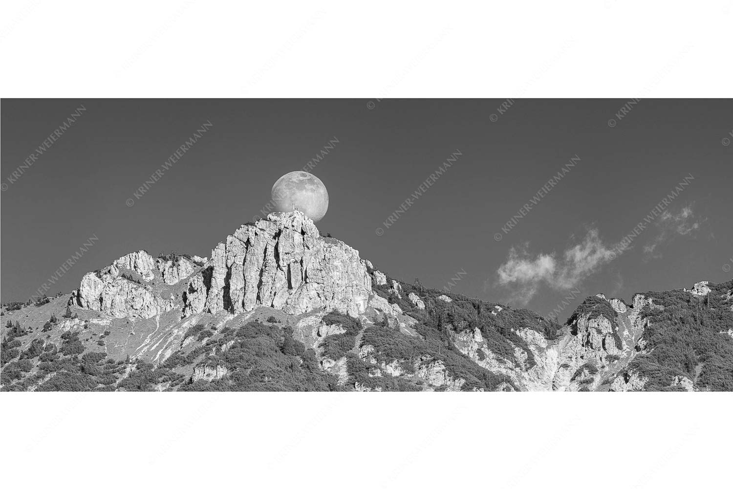 Aufgehender Vollmond hinter Signalkopf mit Wanderer am Gipfel - Große Sache - Seitenverhältnis 2,5:1 - Vollmond mit Signalkopf - weitere Infos unter https://www.kriner-weiermann.de