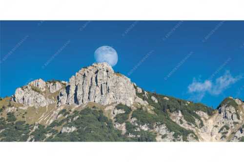Aufgehender Vollmond hinter Signalkopf mit Wanderer am Gipfel - Große Sache - Seitenverhältnis 2:1 - Vollmond mit Signalkopf - weitere Infos unter https://www.kriner-weiermann.de