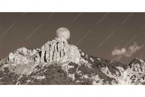 Aufgehender Vollmond hinter Signalkopf mit Wanderer am Gipfel - Große Sache - Seitenverhältnis 2:1 - Vollmond mit Signalkopf - weitere Infos unter https://www.kriner-weiermann.de