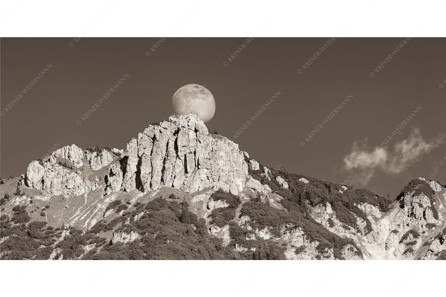 Große Sache – Seitenverhältnis 2:1 — Vollmond mit Signalkopf Aufgehender Vollmond hinter Signalkopf mit Wanderer am Gipfel