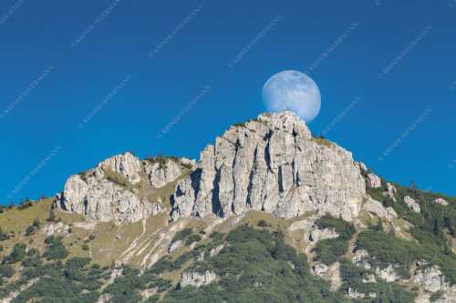 Aufgehender Vollmond hinter Signalkopf mit Wanderer am Gipfel - Große Sache - Seitenverhältnis 3:2 - Vollmond mit Signalkopf - weitere Infos unter https://www.kriner-weiermann.de