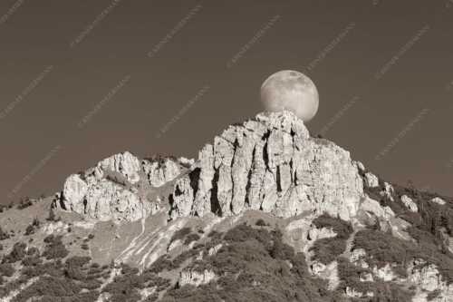 Aufgehender Vollmond hinter Signalkopf mit Wanderer am Gipfel - Große Sache - Seitenverhältnis 3:2 - Vollmond mit Signalkopf - weitere Infos unter https://www.kriner-weiermann.de