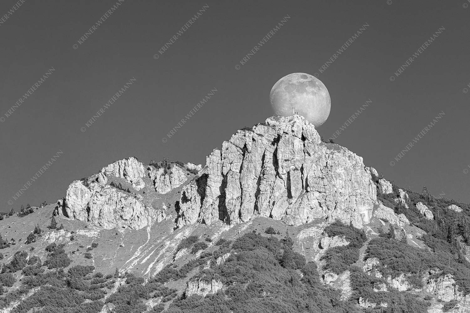 Große Sache – Seitenverhältnis 3:2 — Vollmond mit Signalkopf Aufgehender Vollmond hinter Signalkopf mit Wanderer am Gipfel