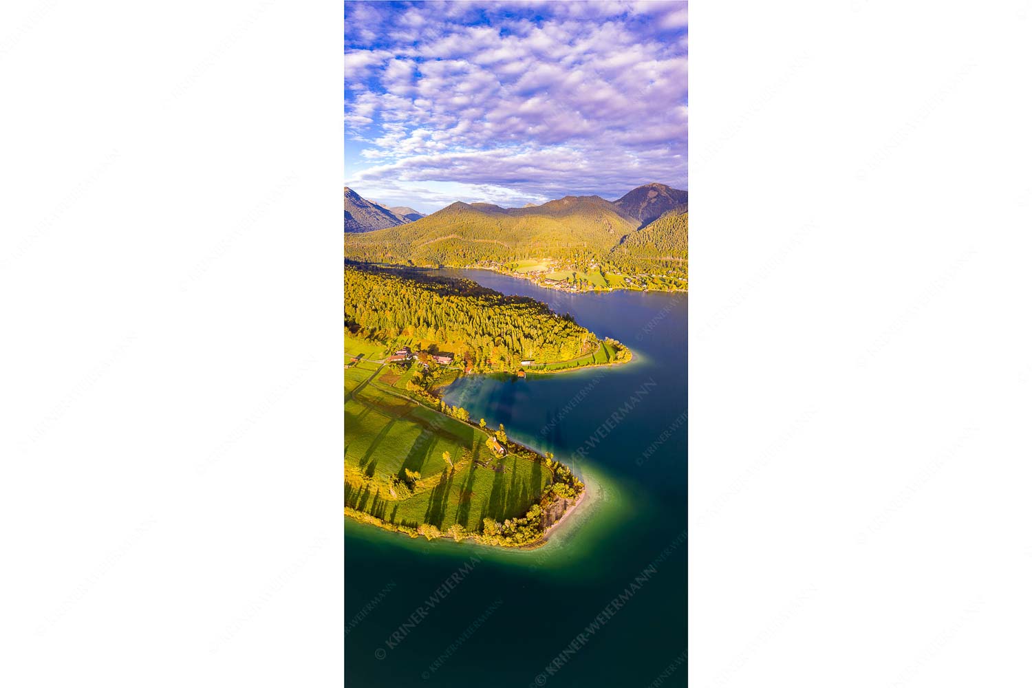 Blick über Halbinsel Zwergern am Walchensee und Estergebirge im Hintergrund - Halbe Inseln - Seitenverhältnis 1:2 - Halbinsel Zwergern am Walchensee - weitere Infos unter https://www.kriner-weiermann.de