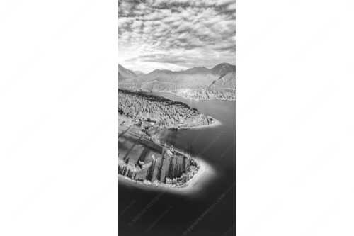 Blick über Halbinsel Zwergern am Walchensee und Estergebirge im Hintergrund - Halbe Inseln - Seitenverhältnis 1:2 - Halbinsel Zwergern am Walchensee - weitere Infos unter https://www.kriner-weiermann.de