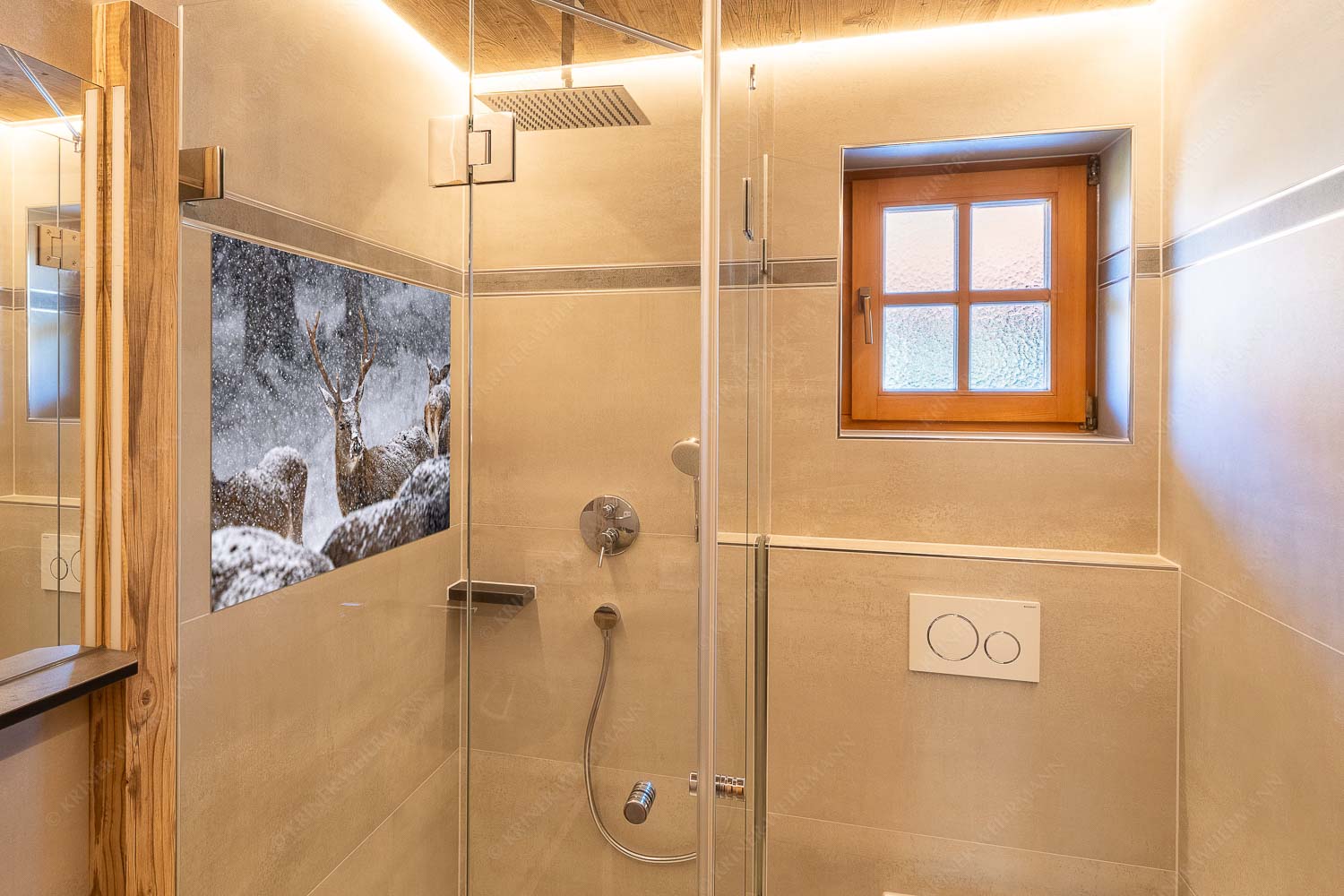 Rothirsch im Schneegestöber in einer Wildfütterung bei Garmisch-Partenkirchen - Halbstark - Größe ca. 120x80cm, Seitenverhältnis 3:2 - Junger Hirsch - weitere Infos unter https://www.kriner-weiermann.de