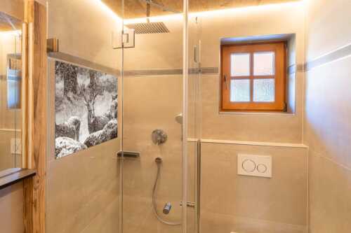 Rothirsch im Schneegestöber in einer Wildfütterung bei Garmisch-Partenkirchen - Halbstark - Größe ca. 120x80cm, Seitenverhältnis 3:2 - Junger Hirsch - weitere Infos unter https://www.kriner-weiermann.de