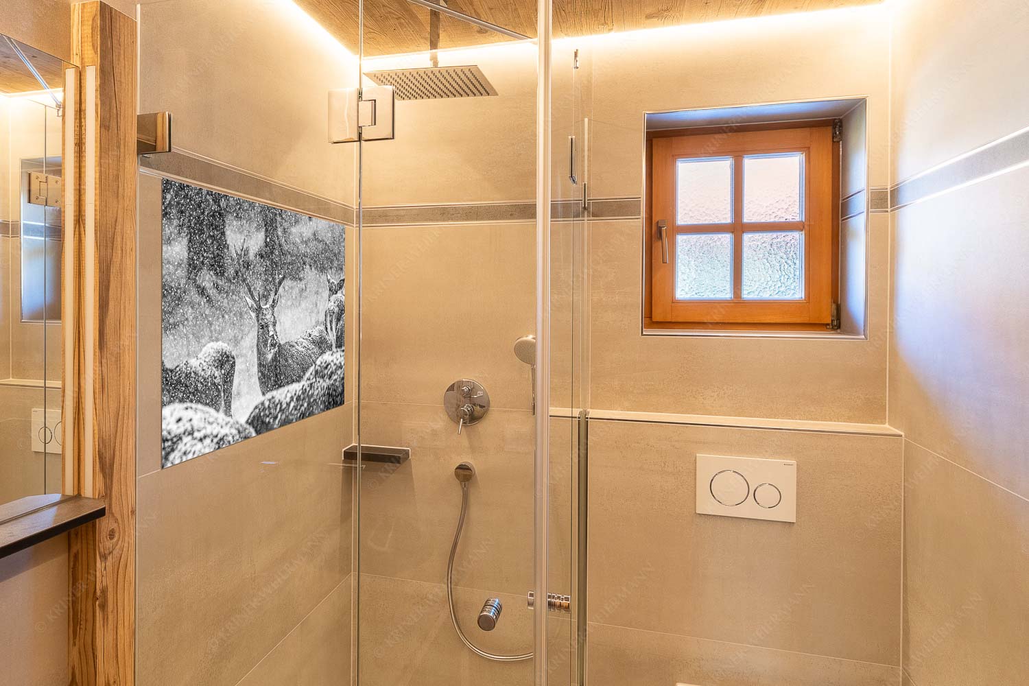 Halbstark – Größe ca. 120x80cm, Seitenverhältnis 3:2 — Junger Hirsch Rothirsch im Schneegestöber in einer Wildfütterung bei Garmisch-Partenkirchen - Halbstark - Größe ca. 120x80cm, Seitenverhältnis 3:2 - Junger Hirsch - weitere Infos unter https://www.kriner-weiermann.de