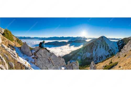 Blick über Finztal zum Sonnenuntergang am Zugspitzmassiv - Halleluja - Seitenverhältnis 2,5:1 - Bergsteiger Rast im Estergebirge mit Bischof - weitere Infos unter https://www.kriner-weiermann.de