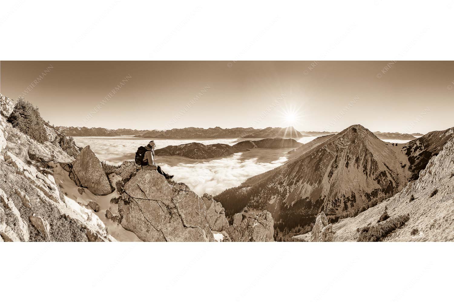 Blick über Finztal zum Sonnenuntergang am Zugspitzmassiv - Halleluja - Seitenverhältnis 2,5:1 - Bergsteiger Rast im Estergebirge mit Bischof - weitere Infos unter https://www.kriner-weiermann.de