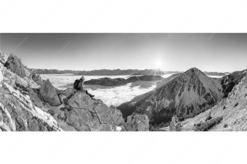 Blick über Finztal zum Sonnenuntergang am Zugspitzmassiv - Halleluja - Seitenverhältnis 2,5:1 - Bergsteiger Rast im Estergebirge mit Bischof - weitere Infos unter https://www.kriner-weiermann.de