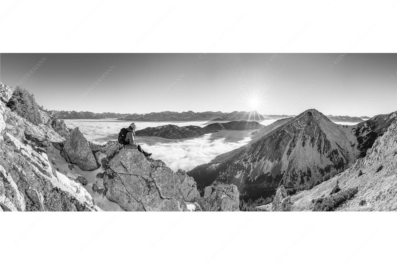 Blick über Finztal zum Sonnenuntergang am Zugspitzmassiv - Halleluja - Seitenverhältnis 2,5:1 - Bergsteiger Rast im Estergebirge mit Bischof - weitere Infos unter https://www.kriner-weiermann.de