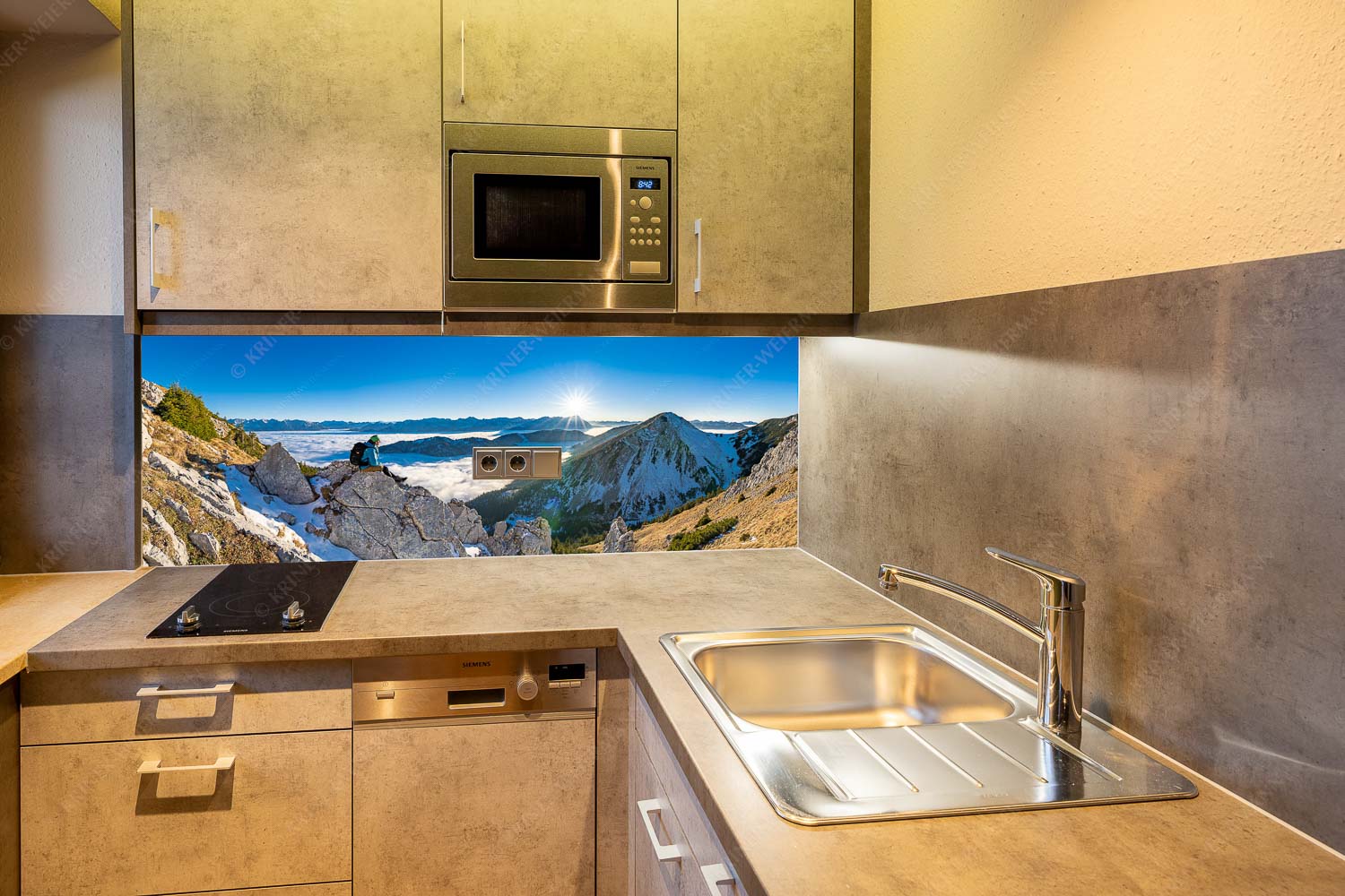 Blick über Finztal zum Sonnenuntergang am Zugspitzmassiv - Halleluja - Größe ca. 150x60cm, Seitenverhältnis 2,5:1 - Bergsteiger Rast im Estergebirge mit Bischof - weitere Infos unter https://www.kriner-weiermann.de