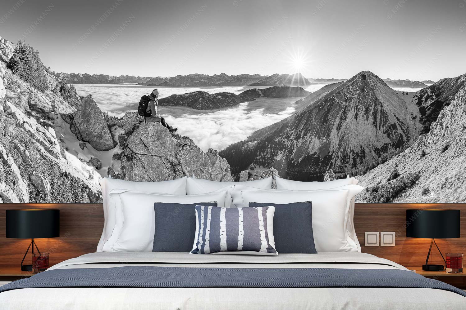 Blick über Finztal zum Sonnenuntergang am Zugspitzmassiv - Halleluja - Größe ca. 350x140cm, Seitenverhältnis 2,5:1 - Bergsteiger Rast im Estergebirge mit Bischof - weitere Infos unter https://www.kriner-weiermann.de