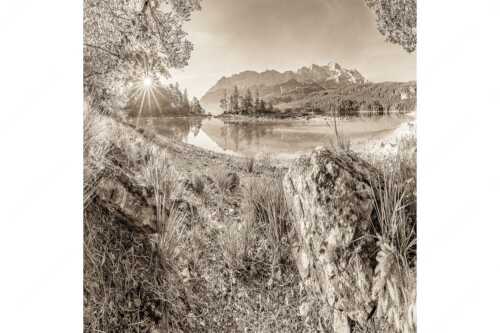 Blick über Eibsee zur Zugspitze im Wettersteingebirge - Heimliche Bucht - Seitenverhältnis 1:1 - Sonnenaufgang am Eibsee mit Zugspitze - weitere Infos unter https://www.kriner-weiermann.de