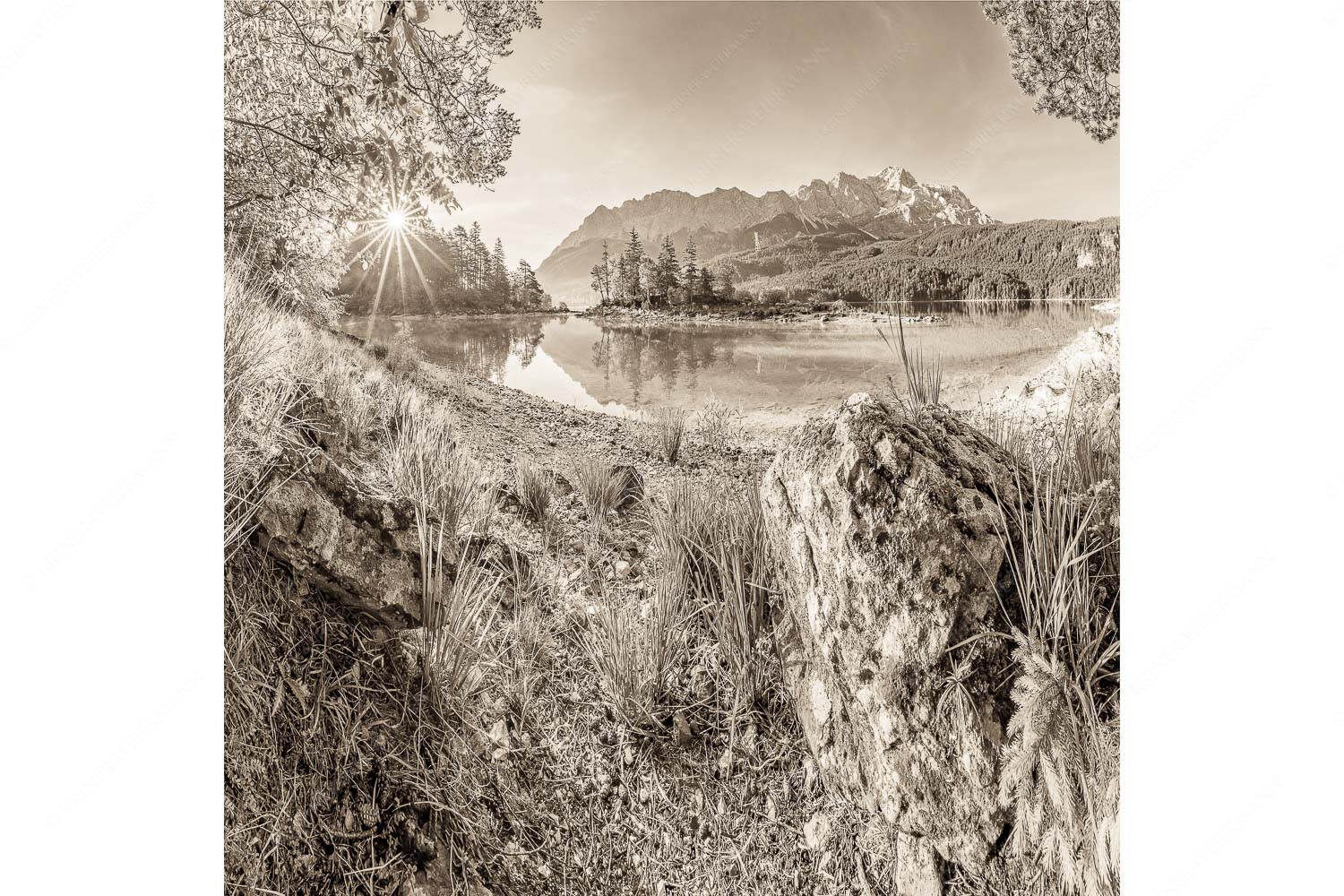 Heimliche Bucht – Seitenverhältnis 1:1 — Sonnenaufgang am Eibsee mit Zugspitze Blick über Eibsee zur Zugspitze im Wettersteingebirge