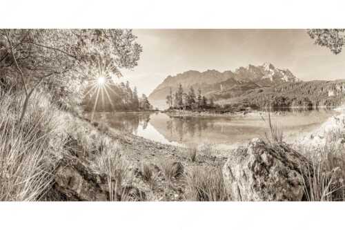 Blick über Eibsee zur Zugspitze im Wettersteingebirge - Heimliche Bucht - Seitenverhältnis 2:1 - Sonnenaufgang am Eibsee mit Zugspitze - weitere Infos unter https://www.kriner-weiermann.de