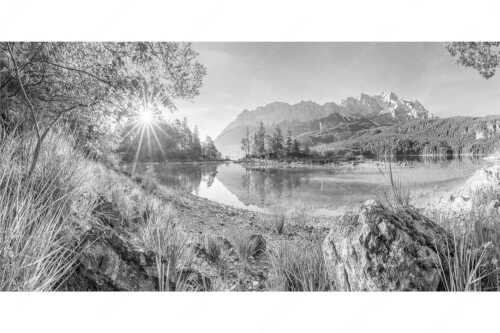 Blick über Eibsee zur Zugspitze im Wettersteingebirge - Heimliche Bucht - Seitenverhältnis 2:1 - Sonnenaufgang am Eibsee mit Zugspitze - weitere Infos unter https://www.kriner-weiermann.de