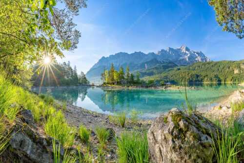 Blick über Eibsee zur Zugspitze im Wettersteingebirge - Heimliche Bucht - Seitenverhältnis 3:2 - Sonnenaufgang am Eibsee mit Zugspitze - weitere Infos unter https://www.kriner-weiermann.de
