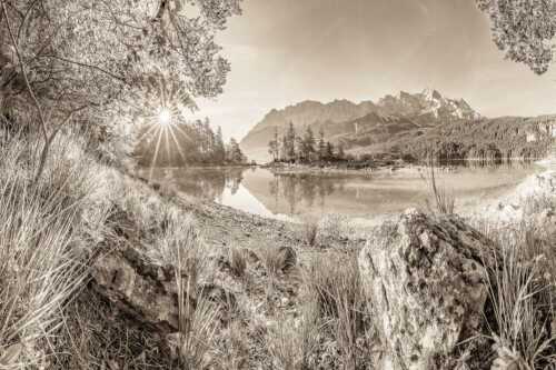 Blick über Eibsee zur Zugspitze im Wettersteingebirge - Heimliche Bucht - Seitenverhältnis 3:2 - Sonnenaufgang am Eibsee mit Zugspitze - weitere Infos unter https://www.kriner-weiermann.de