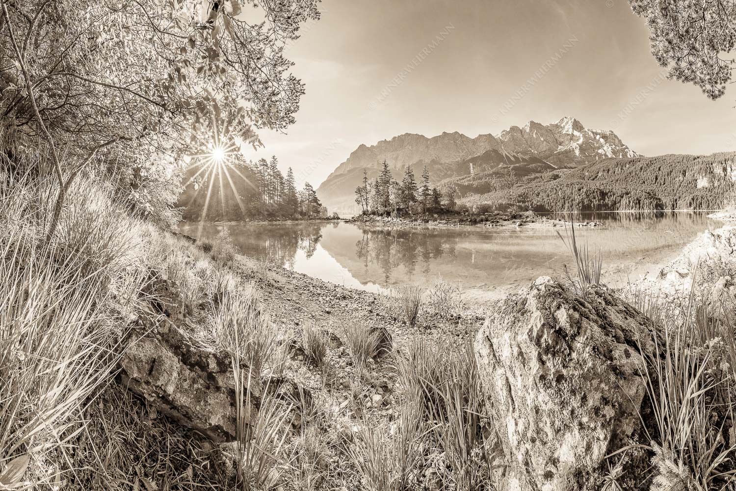 Heimliche Bucht – Seitenverhältnis 3:2 — Sonnenaufgang am Eibsee mit Zugspitze Blick über Eibsee zur Zugspitze im Wettersteingebirge