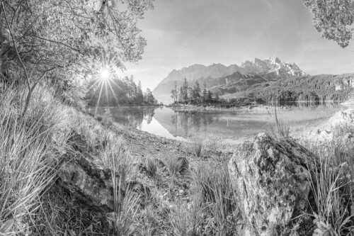 Blick über Eibsee zur Zugspitze im Wettersteingebirge - Heimliche Bucht - Seitenverhältnis 3:2 - Sonnenaufgang am Eibsee mit Zugspitze - weitere Infos unter https://www.kriner-weiermann.de