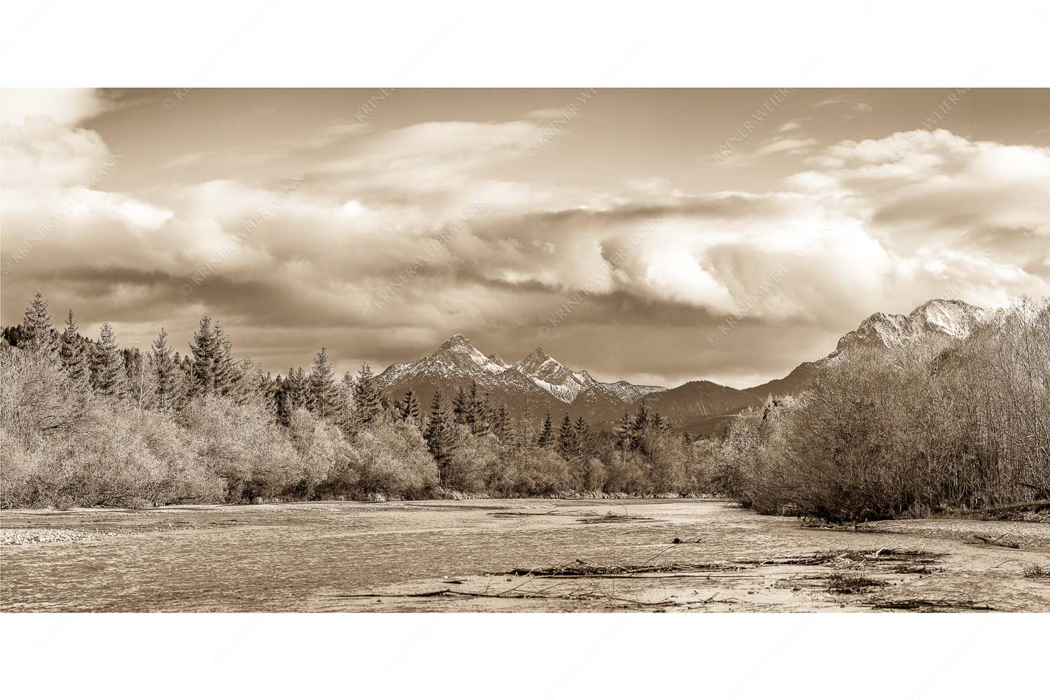 Heimliches Wahrzeichen – Seitenverhältnis 2:1 — Isar mit den drei Arnspitzen Blick über die Isar zu den Arnspitzen