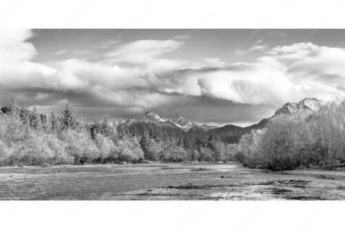 Blick über die Isar zu den Arnspitzen - Heimliches Wahrzeichen - Seitenverhältnis 2:1 - Isar mit den drei Arnspitzen - weitere Infos unter https://www.kriner-weiermann.de