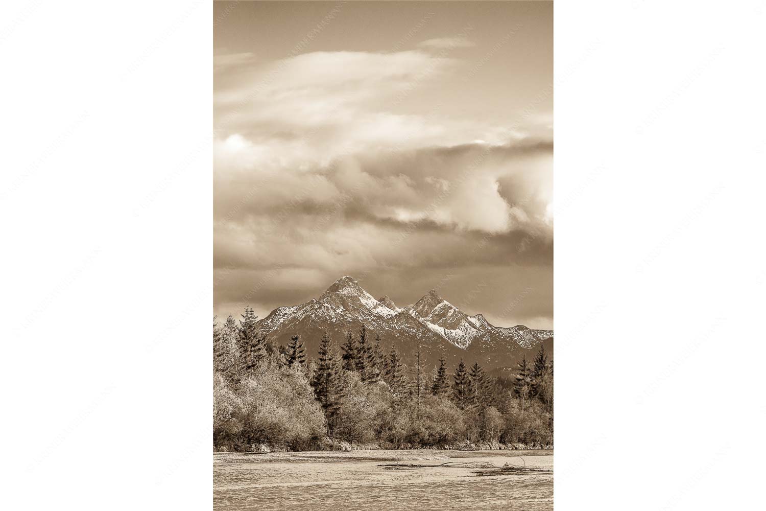 Heimliches Wahrzeichen – Seitenverhältnis 2:3 — Isar mit den drei Arnspitzen Blick über die Isar zu den Arnspitzen