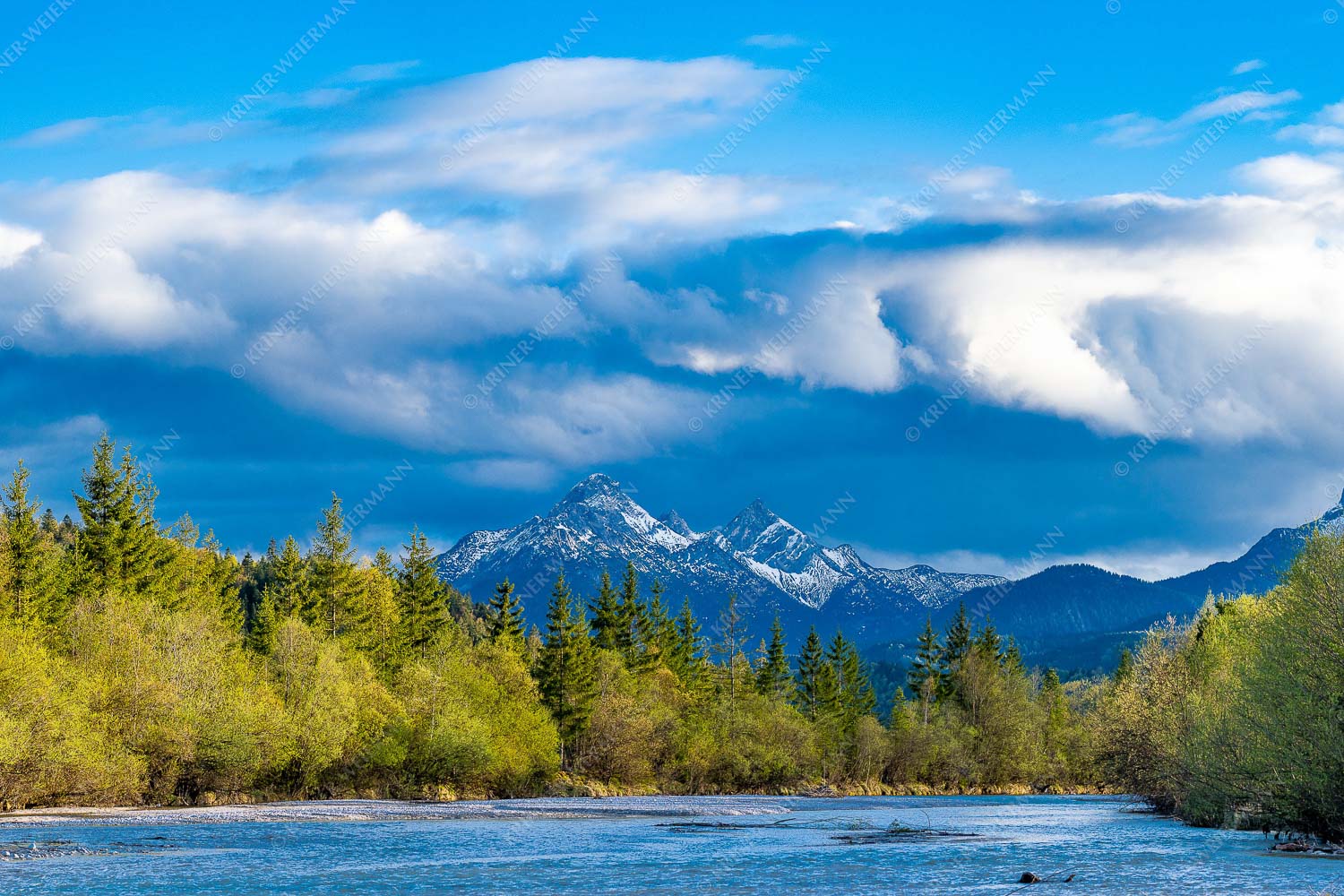 Heimliches Wahrzeichen – Seitenverhältnis 3:2 — Isar mit den drei Arnspitzen Blick über die Isar zu den Arnspitzen
