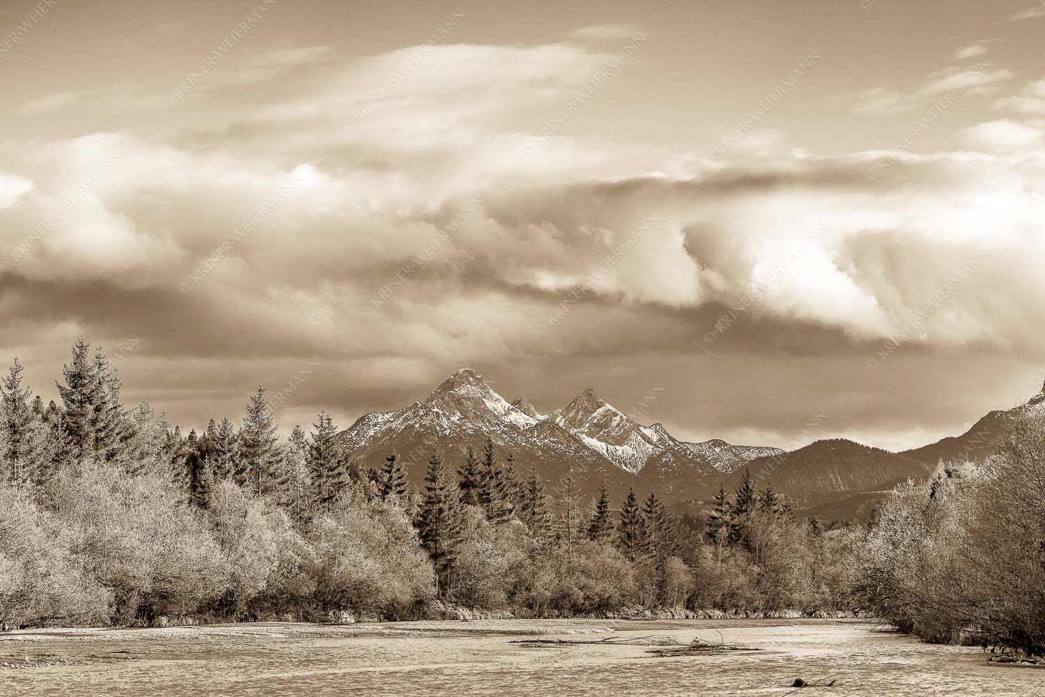Heimliches Wahrzeichen – Seitenverhältnis 3:2 — Isar mit den drei Arnspitzen Blick über die Isar zu den Arnspitzen