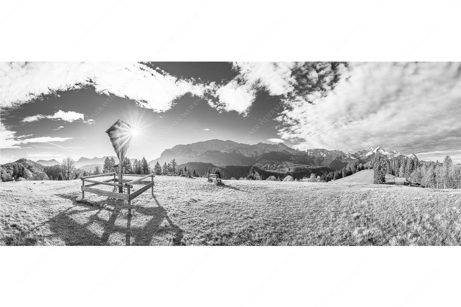 Herrgot im Paradies III – Seitenverhältnis 2,5:1 — Feldkreuz mit Eckbauer und Wetterstein Wegkreuz mit Blick auf Karwendel- und Wettersteingebirge