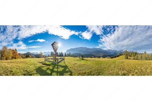 Wegkreuz mit Blick auf Karwendel- und Wettersteingebirge - Herrgot im Paradies III - Seitenverhältnis 3:1 - Feldkreuz mit Eckbauer und Wetterstein - weitere Infos unter https://www.kriner-weiermann.de