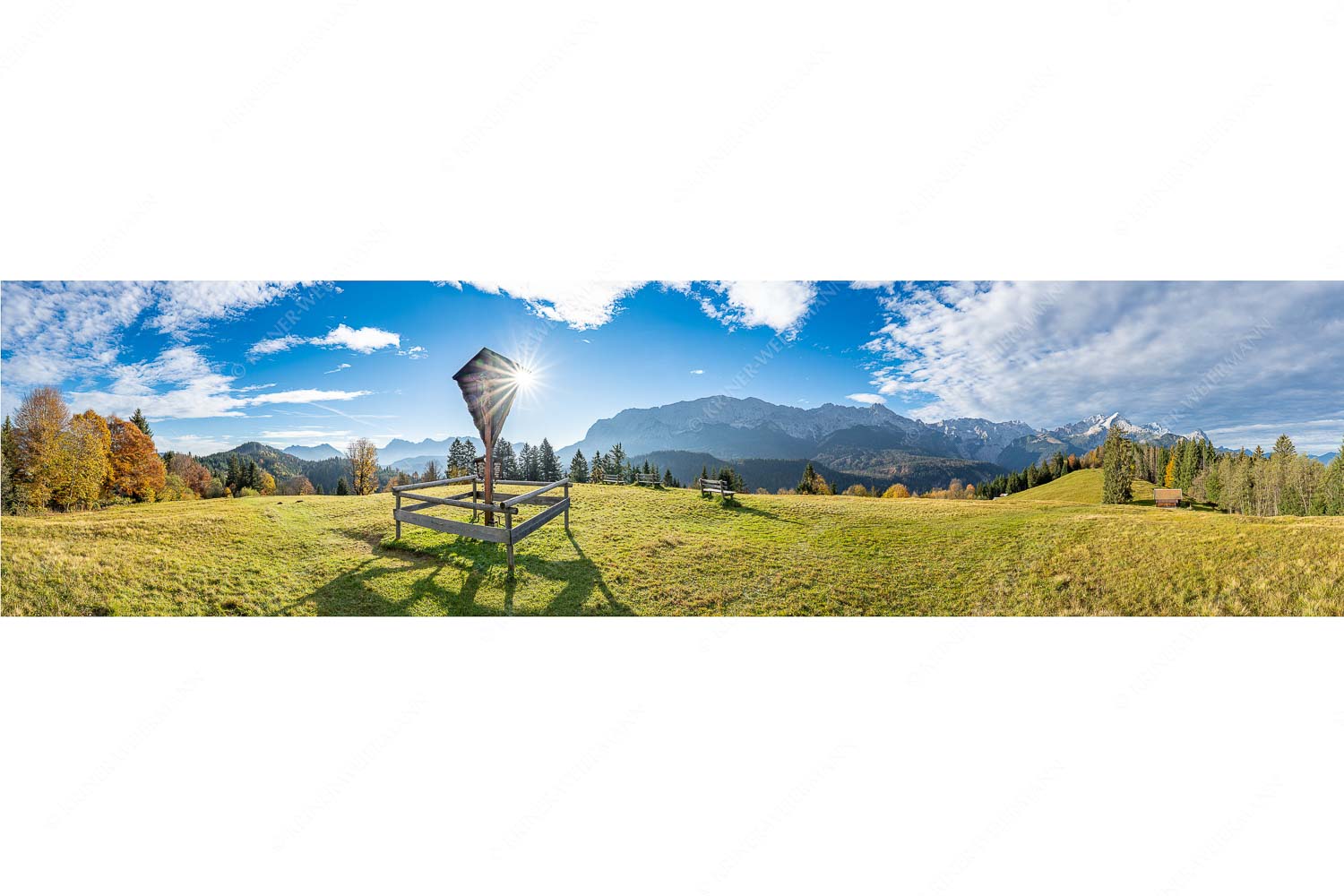Herrgot im Paradies III – Seitenverhältnis 4:1 — Feldkreuz mit Eckbauer und Wetterstein Wegkreuz mit Blick auf Karwendel- und Wettersteingebirge