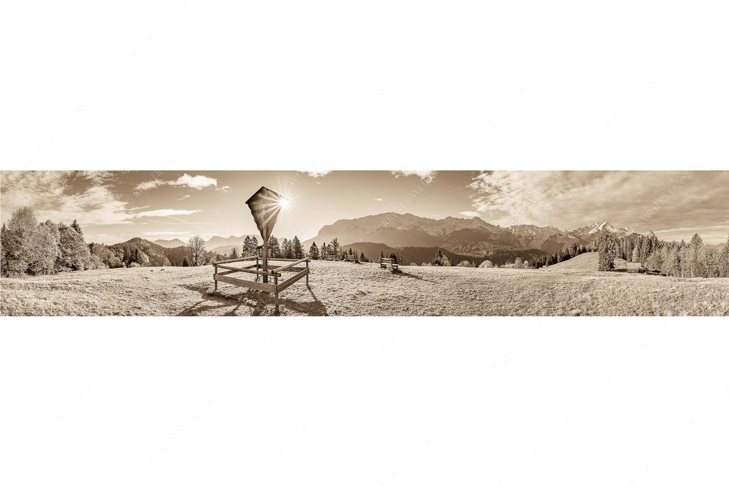 Herrgot im Paradies III – Seitenverhältnis 5:1 — Feldkreuz mit Eckbauer und Wetterstein Wegkreuz mit Blick auf Karwendel- und Wettersteingebirge