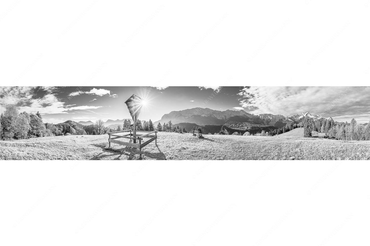 Wegkreuz mit Blick auf Karwendel- und Wettersteingebirge