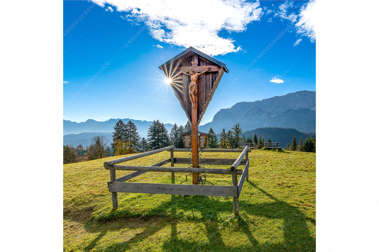 Herrgot im Paradies – Seitenverhältnis 1:1 — Wegkreuz am Wamberg mit Wetterstein Wegkreuz mit Blicxk auf Karwedenl- und Wettersteingebirge