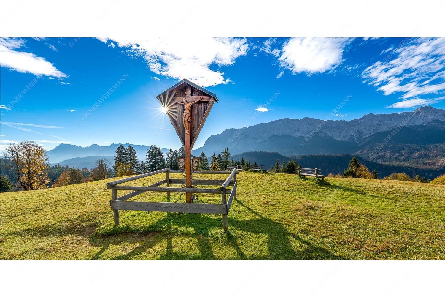 Herrgot im Paradies – Seitenverhältnis 2:1 — Wegkreuz am Wamberg mit Wetterstein Wegkreuz mit Blicxk auf Karwedenl- und Wettersteingebirge
