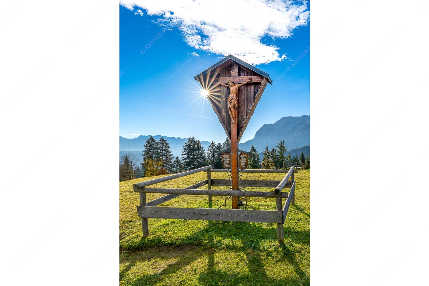 Herrgot im Paradies – Seitenverhältnis 2:3 — Wegkreuz am Wamberg mit Wetterstein Wegkreuz mit Blicxk auf Karwedenl- und Wettersteingebirge