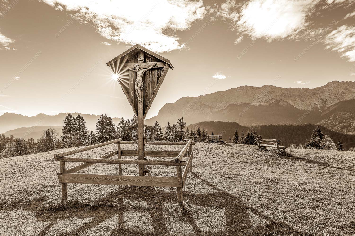 Herrgot im Paradies – Seitenverhältnis 3:2 — Wegkreuz am Wamberg mit Wetterstein Wegkreuz mit Blicxk auf Karwedenl- und Wettersteingebirge