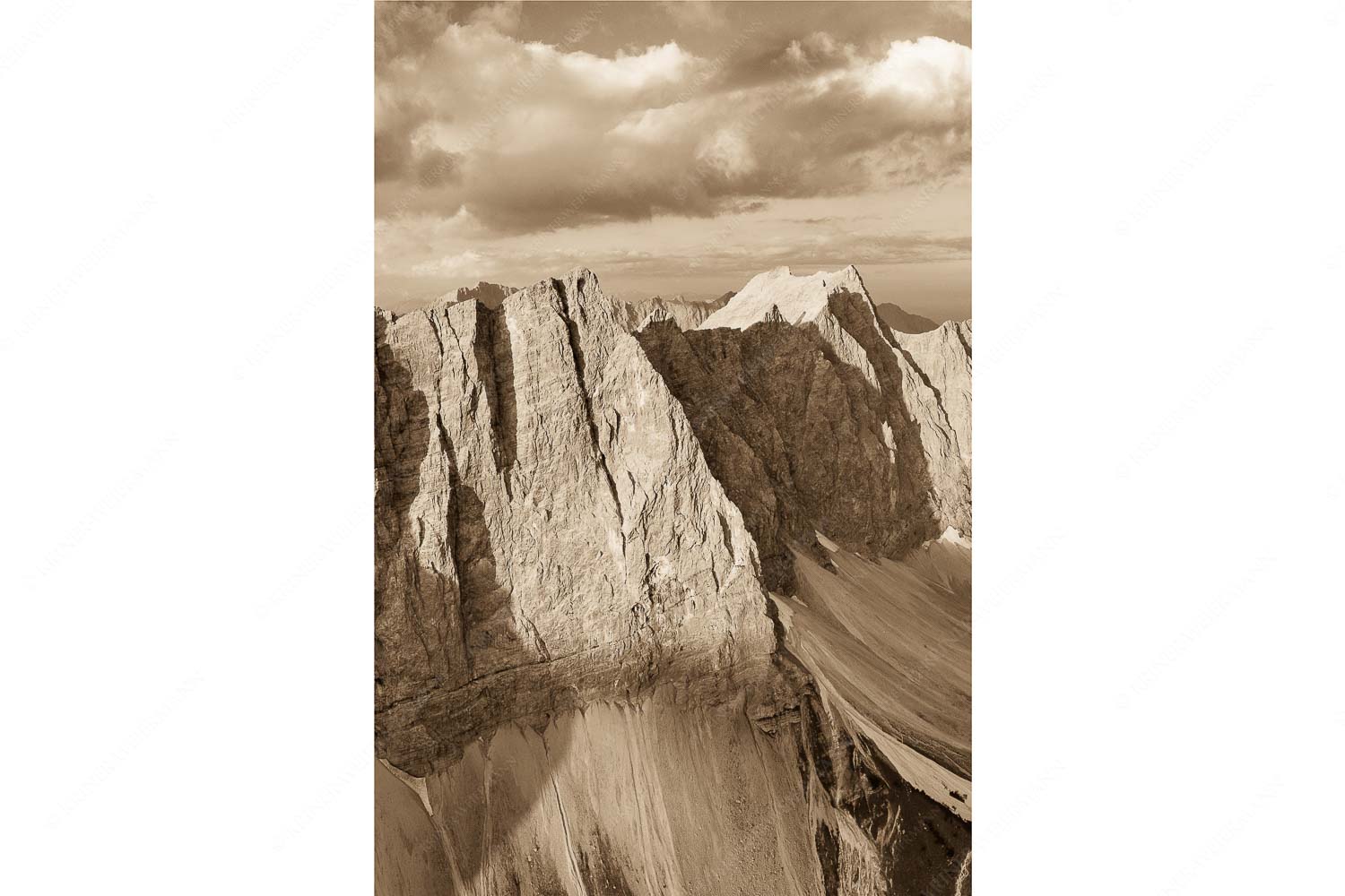 Erstes Licht an der Lalidererwand im Karwendel - Herzog Kante - Seitenverhältnis 2:3 - Lalidererspitze im Karwendelgebirge - weitere Infos unter https://www.kriner-weiermann.de