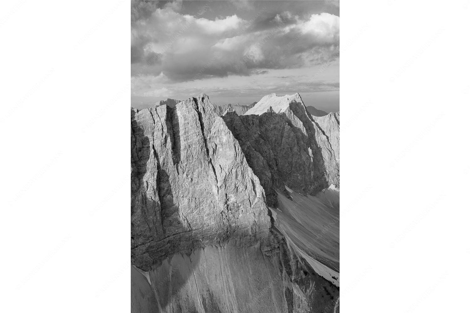 Erstes Licht an der Lalidererwand im Karwendel - Herzog Kante - Seitenverhältnis 2:3 - Lalidererspitze im Karwendelgebirge - weitere Infos unter https://www.kriner-weiermann.de