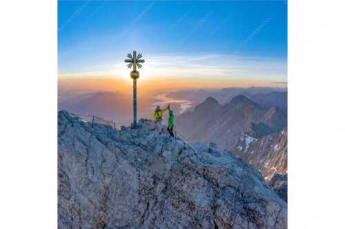 Gipfelerfolg auf der Zugspitze mit Blick über Jubiläumsgrat und Alpspitze in den Sonnenaufgang - high five - Seitenverhältnis 1:1 - Bergsteiger auf der Zugspitze - weitere Infos unter https://www.kriner-weiermann.de