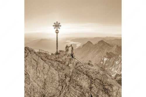 Gipfelerfolg auf der Zugspitze mit Blick über Jubiläumsgrat und Alpspitze in den Sonnenaufgang - high five - Seitenverhältnis 1:1 - Bergsteiger auf der Zugspitze - weitere Infos unter https://www.kriner-weiermann.de