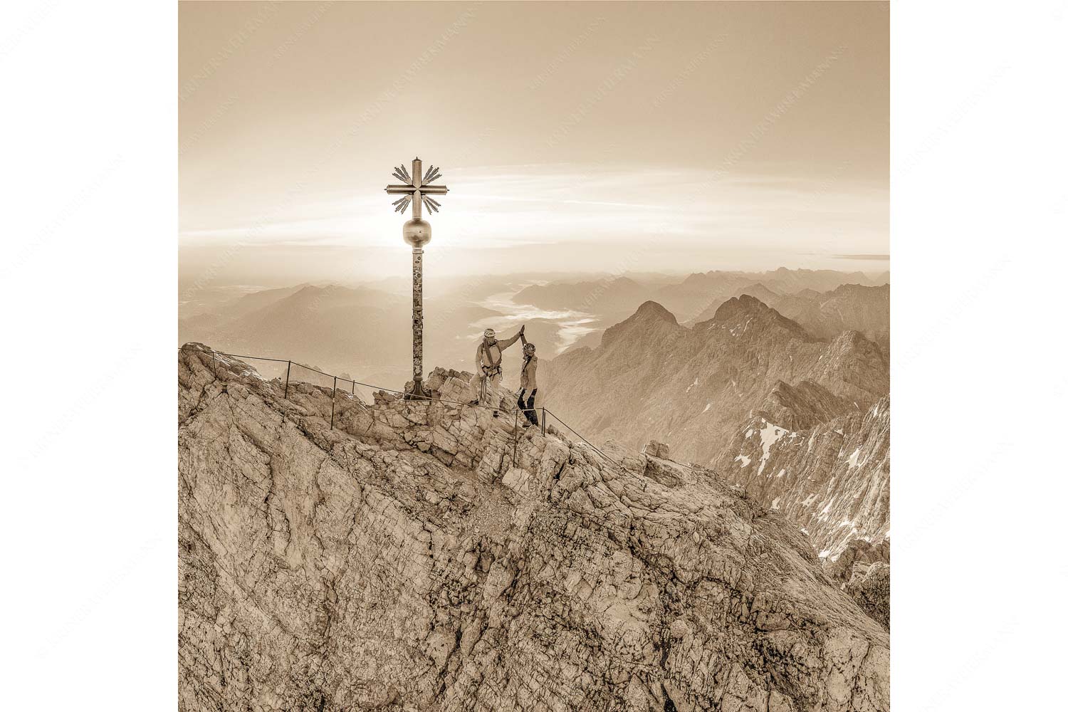 high five – Seitenverhältnis 1:1 — Bergsteiger auf der Zugspitze Gipfelerfolg auf der Zugspitze mit Blick über Jubiläumsgrat und Alpspitze in den Sonnenaufgang