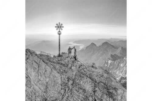 Gipfelerfolg auf der Zugspitze mit Blick über Jubiläumsgrat und Alpspitze in den Sonnenaufgang - high five - Seitenverhältnis 1:1 - Bergsteiger auf der Zugspitze - weitere Infos unter https://www.kriner-weiermann.de