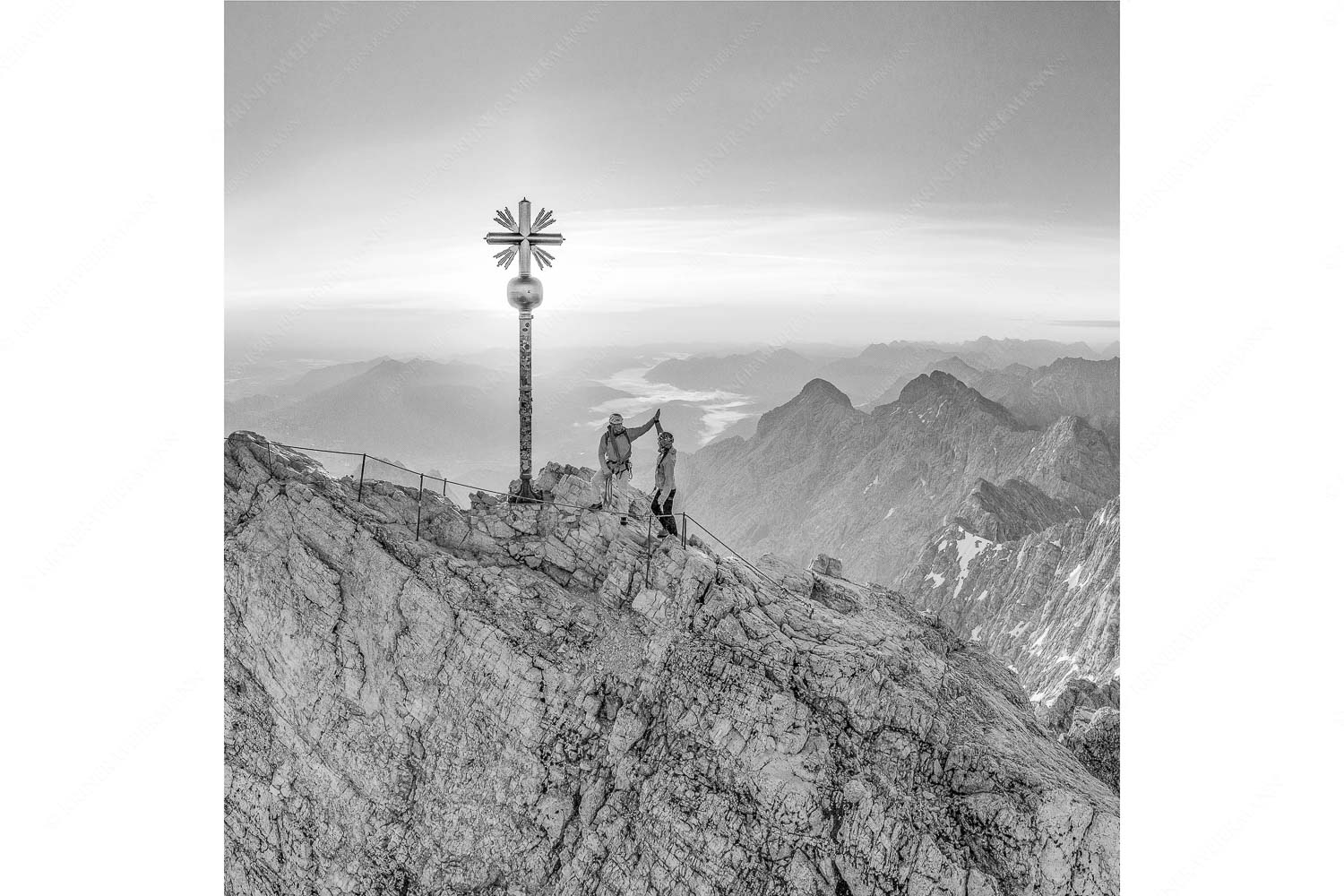 high five – Seitenverhältnis 1:1 — Bergsteiger auf der Zugspitze Gipfelerfolg auf der Zugspitze mit Blick über Jubiläumsgrat und Alpspitze in den Sonnenaufgang