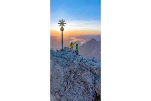 Gipfelerfolg auf der Zugspitze mit Blick über Jubiläumsgrat und Alpspitze in den Sonnenaufgang - high five - Seitenverhältnis 1:2 - Bergsteiger auf der Zugspitze - weitere Infos unter https://www.kriner-weiermann.de